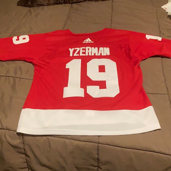 Steve Yzerman Vintage Detroit Red Wings NHL Jersey - Picture 4 of 6